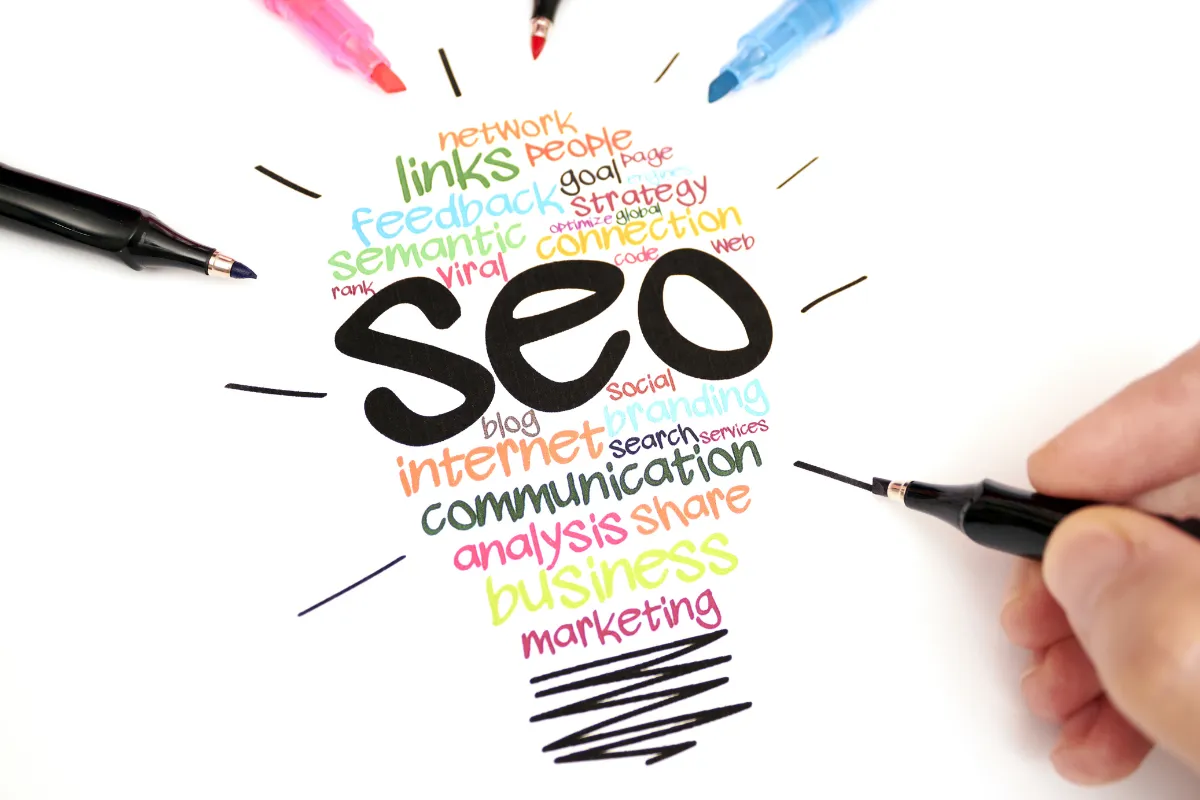 SEO (Search Engine Optimization) là quá trình tối ưu hóa website để nâng cao vị trí xuất hiện trên các công cụ tìm kiếm như Google