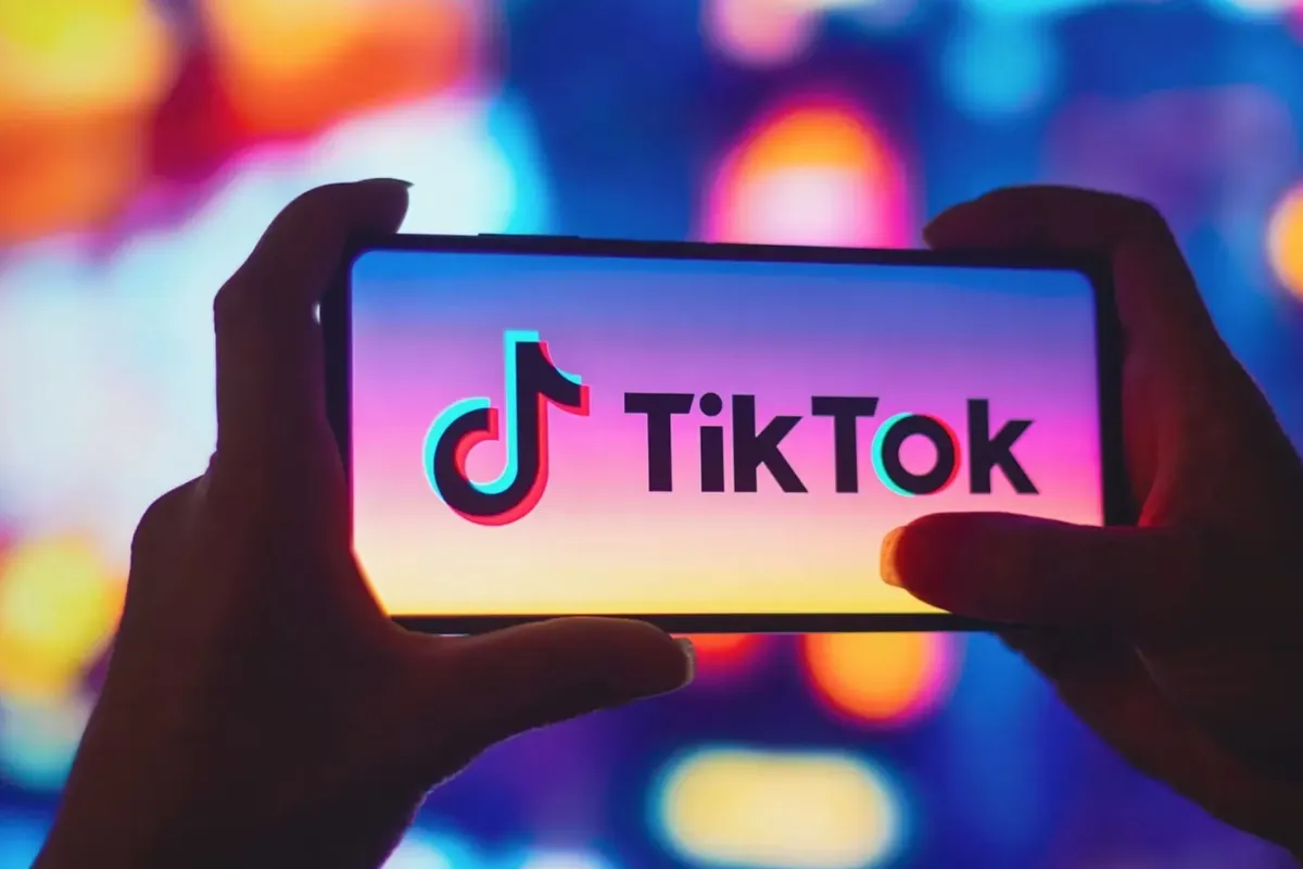 TikTok là một ứng dụng chia sẻ video ngắn phổ biến trên toàn cầu, cho phép người dùng tạo, xem và chia sẻ video ngắn từ vài giây đến một phút